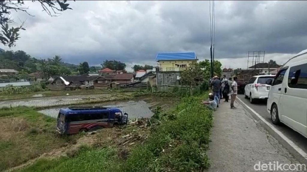 Potret Mobil Terjun ke Kolam-Sawah Usai Ditabrak Truk Rem Blong
