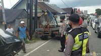 Kendaraaan yang terlibat kecelakaan beruntun berusaha dievakuasi (Jeka Kampai/detikcom)