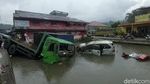 Potret Mobil Terjun ke Kolam-Sawah Usai Ditabrak Truk Rem Blong