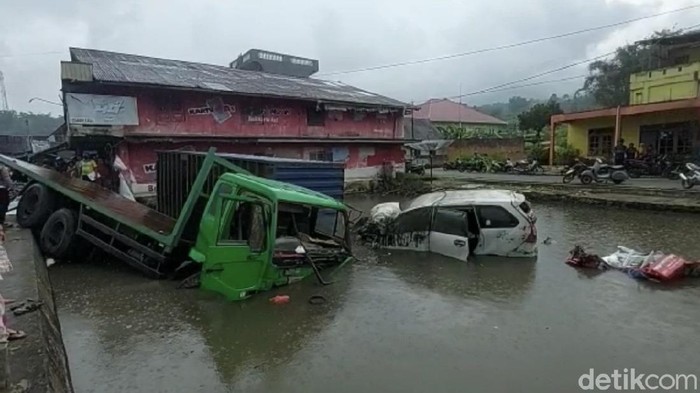 Kecelakaan beruntun melibatkan 9 kendaraan terjadi di jalan lintas Bukittinggi-Padang, Sumbar. Kendaraan yang terlibat ialah truk hingga sepeda motor. (Jeka Kampai/detikcom) Kecelakaan beruntun melibatkan 9 kendaraan terjadi di jalan lintas Bukittinggi-Padang, Sumbar. Kendaraan yang terlibat ialah truk hingga sepeda motor. (Jeka Kampai/detikcom)