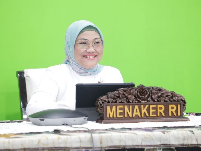Kementerian Ketenagakerjaan (Kemnaker) bekerja sama dengan Lembaga Kemaslahatan Keluarga Pengurus Besar Nahdlatul Ulama (LKK PBNU) melakukan penguatan pengasuhan anak secara bersama (community parenting) dengan menghadirkan modul Community Parenting Desmigratif. Ini dilakukan untuk pengembangan anak-anak Pekerja Migran Indonesia (PMI).