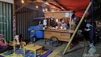 Gerobak angkringan lengkap dengan jajaran lauk dan nasi kucing tersaji hangat di pinggir jalan Abdullah Syafei, Manggarai Tebet, Jakarta Selatan. Foto: detikFood/Devi S. Lestari
