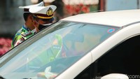 Hari ini merupakan tanggal genap. Jadi kendaraan yang berpelat ganjil akan diberhentikan petugas.