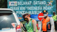 Terkait penerapan ganjil-genap di kawasan wisata TMII, tidak ada sanksi tilang bagi pengunjung. Pihaknya hanya akan memutarbalikkan kendaraan yang tak sesuai aturan ganjil-genap.