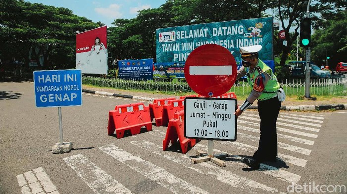 Kini Gage Juga Diterapkan di Kawasan TMII Kawasan wisata TMII diberlakukan ganjil genap setiap Jumat, Sabtu dan Minggu. Gage itu untuk mengurangi kerumunan seiring dibukanya kembali obyek wisata.