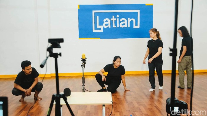 Kolaborasi Virtual Antara Teater Indonesia dan Jepang Sejumlah seniman teater dari Lab Teater Ciputat (Indonesia) secara virtual berlatih Bersama dengan & Theatre Company shelf (Jpn) untuk mementaskan pertunjukan berjudul Crossing Text Of Danarto And Mishima: Between Mistery And Mystical di Jakarta, Sabtu (18/9/2021). Kedua kelompok teater tersebut melanjutkan produksi kolaboratifnya dalam suasana tidak pasti akibat merebaknya pandemi Covid-19.