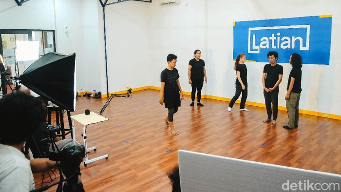 Kolaborasi Virtual Antara Teater Indonesia dan Jepang Sejumlah seniman teater dari Lab Teater Ciputat (Indonesia) secara virtual berlatih Bersama dengan & Theatre Company shelf (Jpn) untuk mementaskan pertunjukan berjudul Crossing Text Of Danarto And Mishima: Between Mistery And Mystical di Jakarta, Sabtu (18/9/2021). Kedua kelompok teater tersebut melanjutkan produksi kolaboratifnya dalam suasana tidak pasti akibat merebaknya pandemi Covid-19.