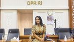 Potret Cantik Krisdayanti saat Bekerja di Gedung DPR