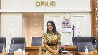Krisdayanti berpose di dalam Gedung DPR. Foto: Instagram Krisdayanti