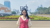 Krisdayanti berpose di depan Gedung DPR. Foto: Instagram Krisdayanti