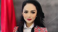 Krisdayanti mengaku bersungguh-sungguh saat bekerja meski ini adalah kali pertama ia menjadi anggota DPR. Foto: Instagram Krisdayanti