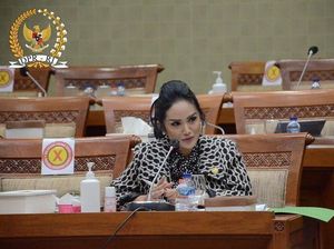 Potret Cantik Krisdayanti saat Bekerja di Gedung DPR