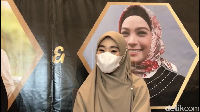 Tapi mereka kompak tidak mau memberi tahukan dulu siapa pria yang berhasil membuat Umi Raina merasa dia cocok dengan Larissa Chou. Foto: Hanif/detikHOT