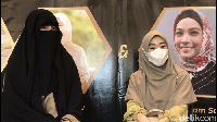 Bersama istri kedua mendiang ustaz Arifin Ilham, Umi Raina,  Larissa Chou hadir dalam salah satu acara. Foto: Hanif/detikHOT