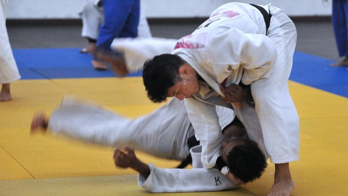 Atlet Judo Bali Gede Ganding (kanan) dan Putu Adesta (kiri) yang akan bertanding pada PON XX Papua melakukan latihan di Denpasar, Bali, Sabtu (4/9/2021). Tim PON Judo Bali akan mengirimkan 15 orang atletnya dengan target lima medali emas pada PON XX Papua. ANTARA FOTO/Fikri Yusuf/foc.