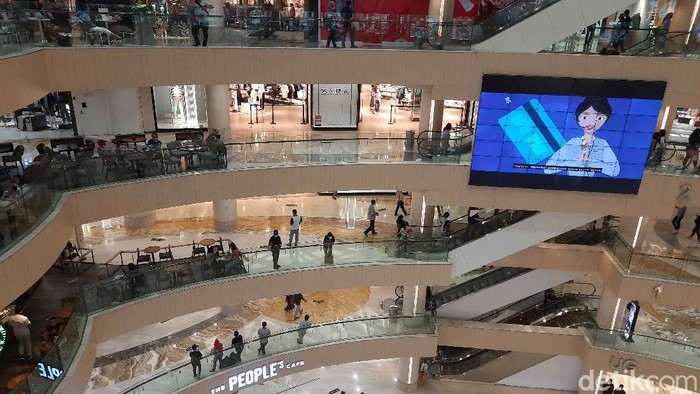 mal di surabaya ramai pengunjung