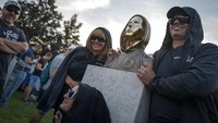 Warga berswafoto bersama patung pendiri dan penemu bitcoin di Budapest, Hungaria (18/9). Sejauh ini, belum ada catatan resmi siapa penemu bitcoin. Hanya saja, patung tersebut merujuk Satoshi Nakamoto, tokoh fiktif yang dianggap sebagai penemu bitcoin.
