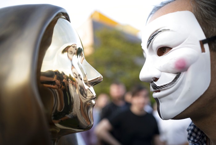 Masih Misteri, Wajah Patung Penemu Bitcoin Dibuat Abstrak Warga berswafoto bersama patung pendiri dan penemu bitcoin di Budapest, hungaria (18/9). Sejauh ini, belum ada catatan resmi siapa penemu bitcoin. Hanya saja, patung tersebut merujuk Satoshi Nakamoto, orang yang dianggap sebagai penemu bitcoin.