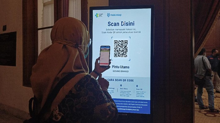 Masuk Grahadi hingga Kantor Gubernur Jatim Wajib Pakai Aplikasi PeduliLindungi Masuk Grahadi hingga Kantor Gubernur Jatim Wajib Pakai Aplikasi PeduliLindungi