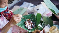 Sajian lupis dengan siraman gula aren buatan Mbah Satinem memang sudah melegenda.