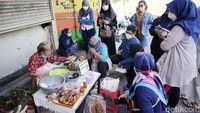 Kue lupis Mbah Satinem setiap pagi sudah diantre para pelanggannya yang datang dari kota Yogyakarta maupun wisatawan dari luar yang sengaja untuk berkuliner ria.