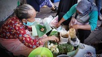 Mbah Satinem tetap menggelar lapak kue lupis meski usianya sudah 78 tahun.