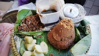 Lupis lezat hasil olahan tangan Mbah Satinem ini dibuat menggunakan resep turun menurun dari ibunya.