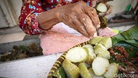 Wanita lanjut usia ini berjualan kue lupis sejak 1963 silam.