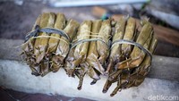 Hingga kini kue lupis tersebut tetap laris manis.