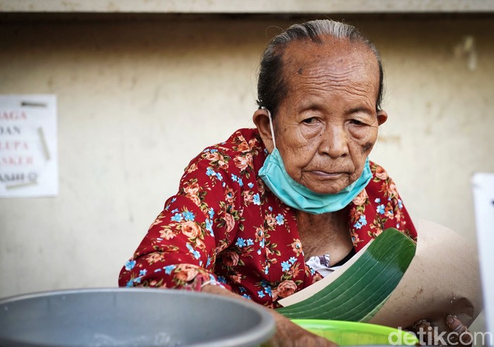 Di Yogyakarta ada sejumlah kuliner yang melegenda, salah satunya kue lupis Mbah Satinem. Bahkan hingga kini kue lupis itu tetap laris manis.