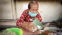 Jika jalan-jalan ke kota Yogyakarta tidak lepas dari kuliner-kulinernya, salah satu yang melegenda adalah kue lupis Mbah Satinem.