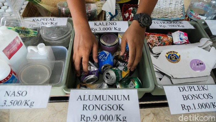 Memilah Sampah untuk Dijadikan Rupiah Pekerja tengah menunjukan sampah-sampah yang telah dipilah dan bisa ditukar dengan uang saat berlangsungnya acara World Clean Up Day di Jakarta Selatan, Sabtu (18/9/2021). Bank Sampah Budi Luhur yang sudah berdiri sejak 2017 ini menerima berbagai macam sampah dari masyarakat untuk kemudian ditukarkan dengan sejumlah rupiah.