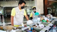 Bank Sampah Budi Luhur yang sudah berdiri sejak 2017 ini menerima berbagai macam sampah dari masyarakat untuk kemudian ditukarkan dengan sejumlah rupiah.