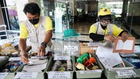 Pekerja tengah menunjukan sampah-sampah yang telah dipilah dan bisa ditukar dengan uang di acara World Clean Up Day di Jakarta Selatan, Sabtu (18/9/2021).