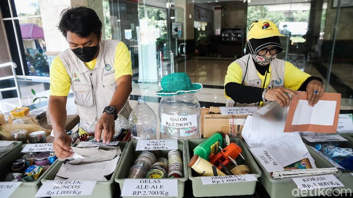 Memilah Sampah untuk Dijadikan Rupiah Pekerja tengah menunjukan sampah-sampah yang telah dipilah dan bisa ditukar dengan uang saat berlangsungnya acara World Clean Up Day di Jakarta Selatan, Sabtu (18/9/2021). Bank Sampah Budi Luhur yang sudah berdiri sejak 2017 ini menerima berbagai macam sampah dari masyarakat untuk kemudian ditukarkan dengan sejumlah rupiah.