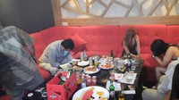 Para pengunjung nampak ditemani perempuan di room-room yang tersedia di tempat karaoke. (Foto: Yogi Ernes/detikcom)