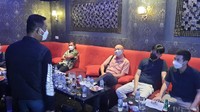 Polisi turut melakukan tes urine kepada pengunjung di lokasi. Tidak ada pengunjung yang positif narkoba. (Foto: Yogi Ernes/detikcom)