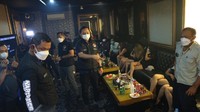 Para pengunjung pun segera dibubarkan. Tempat karaoke Infinity dan Havens kini disegel polisi. (Foto: Yogi Ernes/detikcom)
