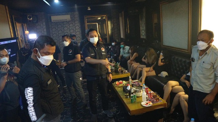 Momen Tempat Karaoke di Bekasi Kena Razia PPKM