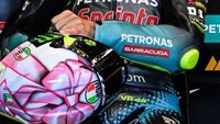 Begini aksi Rossi dengan helm unyu-unyu di sirkuit Misano pekan ini. (Foto: AFP/ANDREAS SOLARO)