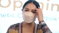 Nagita pun dipuji sang pemilik brand tersebut sebagai wanita yang memiliki kecantikan alami dan kerap merawat diri. Pool/Noel/detikFoto