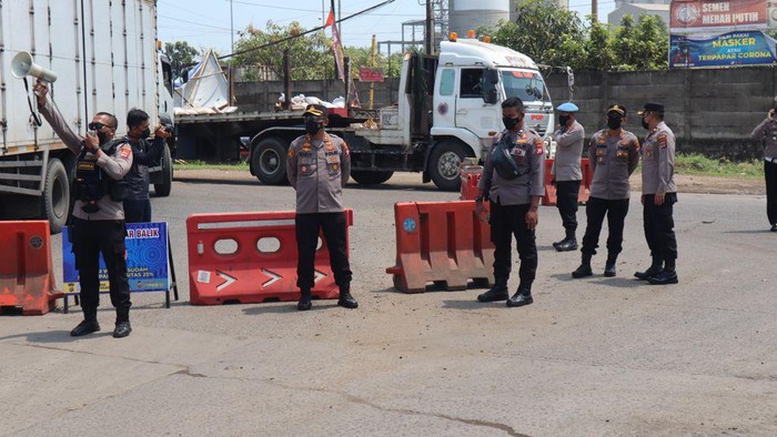 Penyekatan di Simpang JLS Ciwandan (dok. Humas Polres Cilegon)