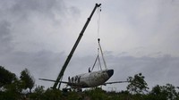 Pesawat jet ini tadinya akan dibongkar dan dijual sebagai besi tua ke China. (Sonny Tumbelaka/AFP)