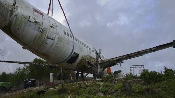 Pesawat berjenis Boeing 737 ini berada di dekat Pantai Nyang Nyang, minggu ini. (Sonny Tumbelaka/AFP) Pesawat berjenis Boeing 737 ini berada di dekat Pantai Nyang Nyang, minggu ini. (Sonny Tumbelaka/AFP)