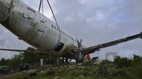 Pesawat berjenis Boeing 737 ini berada di dekat Pantai Nyang Nyang, minggu ini. (Sonny Tumbelaka/AFP)