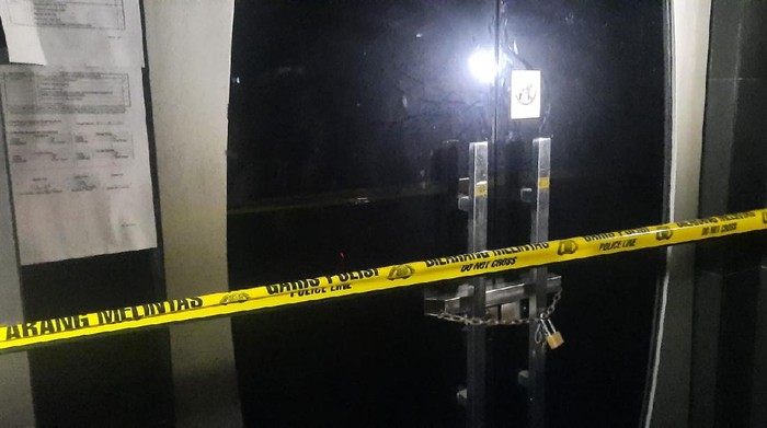 Polisi menyegel tempat karaoke di Cikarang, Bekasi, yang buka hingga tengah malam