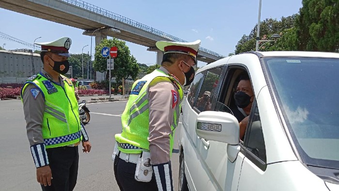 Polisi putar balik pengunjung yang mengaku hendak ke acara di TMII tapi tidak membawa bukti undangan (Annisa/detikcom)