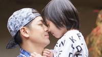 Di postingan ini, Jimmy Lin mengatakan senang menemani proses tumbuh kembang anak-anaknya dengan penuh cinta dan kesabaran.  Foto: @jimmylin/ Instagram