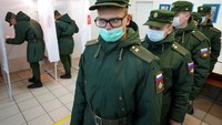 Tentara Angkatan Darat (AD) mengantri memilih di di St. Petersburg, Rusia (17/9). (AP Photo/Dmitri Lovetsky)