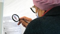 Pemilih melihat kertas suara sebelum memilih anggota majelis rendah (duma) di St. Petersburg, Rusia (17/9).  Tugas utama Duma Negara adalah adopsi undang-undang konstitusional dan federal, kontrol atas aktivitas Pemerintah Rusia, pengangkatan dan pemberhentian kepala Bank Sentral, Kamar Dagang, dan Komisaris Tinggi Hak Asasi Manusia, serta kerja sama parlemen internasional.(AP Photo/Dmitri Lovetsky)
